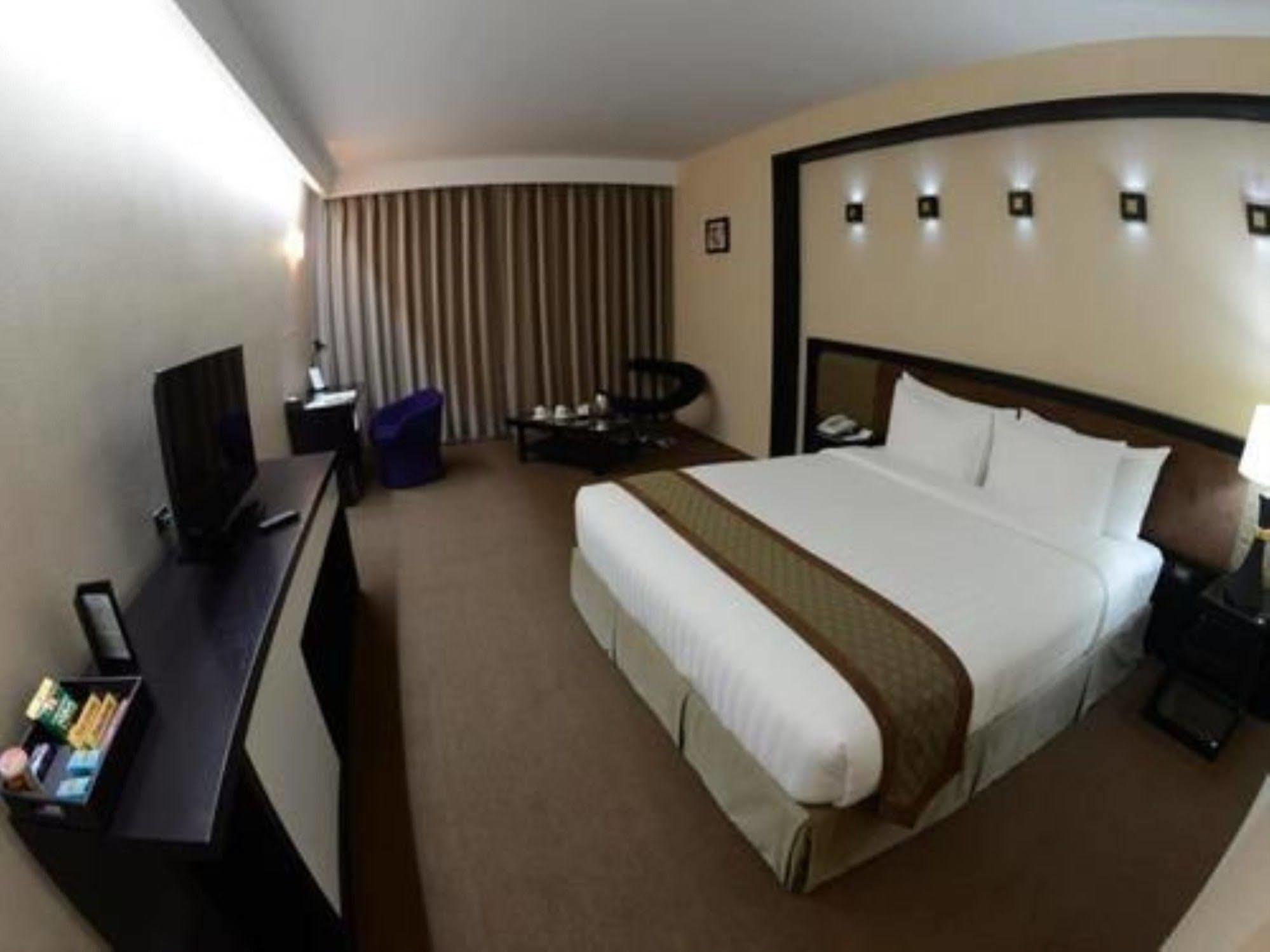 Avenue 64 Hotel Yangon Dış mekan fotoğraf